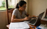 Referencial.Afiliado revisa en línea su historial laboral del IESS para verificar aportaciones y detectar meses faltantes.