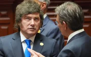 El presidente de Argentina, Javier Milei (i), habla con su homólogo de Bolivia, Rodrigo Paz.