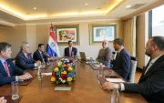El presidente paraguayo, Santiago Peña, con directivos de Novacero y Holding Swissôtel en Quito, el 29 de julio de 2026