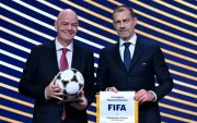 Gianni Infantino junto a Aleksander Ceferin (d), principales directivos de FIFA y UEFA, respectivamente.