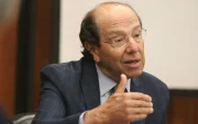 Osvaldo Hurtado asumió la Presidencia de la República del Ecuador en 1981, tras el fallecimiento de Jaime Roldós Aguilera en un accidente aéreo.