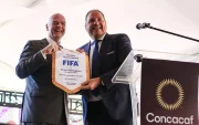 El presidente de FIFA, Gianni Infantino, junto al titular de la Concacaf, Víctor Montagliani.