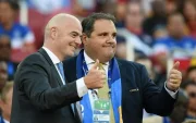 Infantino (i) posa junto al presidente de la Concacaf Victor Montagliani.