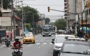 Un promedio de 17.000 vehículos cruzan a diario por la calle Tungurahua, desde el malecón del Salado (centro) hasta la calle Vicente Trujillo (suroeste).