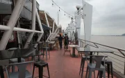 Atracción. Mercado del Río se convirtió durante ocho años en un punto de encuentro gastronómico para locales y turistas en el malecón Simón Bolívar.
