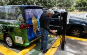 Una persona recarga su carro con electricidad, se multiplican estos puntos de carga en el mundo.