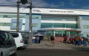Decenas de personas acuden a diario a la ANT y forman largas filas para obtener la licencia de conducir.