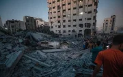 Palestinos desplazados internamente inspeccionaron una mezquita destruida tras un ataque aéreo israelí en la Franja de Gaza, el 28 de julio de 2026.