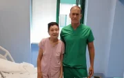 El procedimiento consistió en un autotrasplante ocular, utilizando los tejidos sanos de un ojo irrecuperable para salvar el otro.