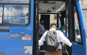 Referencial. Usuarios abordan un bus urbano en Ecuador, en medio del alza de tarifas.