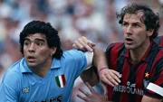 Diego Maradona (izq.), del Napoli, disputa el balón con Franco Baresi, del AC Milan, durante un partido de la Serie A italiana entre el Napoli y el AC Milan, en Nápoles, Italia.