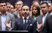 El presidente electo de Colombia, Abelardo de la Espriella (c), habla durante un empalme territorial con alcaldes de Cundinamarca este jueves, en Bogotá (Colombia).