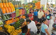 La sección de frutas en el mercado de Sauces IX.