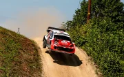 Vehículos del Campeonato Mundial de Rally (WRC) durante una prueba oficial de la temporada.