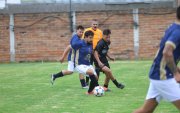 Miguel Torres (c) fue la figura del pase a la final de Liverpool de la Kennedy, tras vencer 2-1 a FC de Santa Teresita.