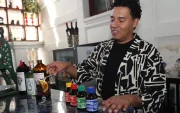 Carlos Roldán muestra los preparados con puntas, a los que nombró como algunos aceites que se venden en mercados como amansa guapos, etc.