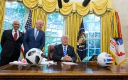 El presidente Donald Trump, junto al presidente de la FIFA, Gianni Infantino (c), y el asesor del mandatario de la FIFA, Carlos Cordeiro (i), en la Casa Blanca en Washington.