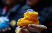 Fotografía del 9 de julio 2026 de una bota de lana para bebé, símbolo de la organización de apoyo para víctimas de adopciones forzadas y tráfico de niños en Chile.