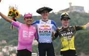 El ciclista ecuatoriano (i) en el podio de ganadores junto a Remco Evenepoel.