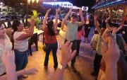 Baile. La pista de baile es la más visitada. La buena música motiva a los ciudadanos a levantarse de sus asientos.