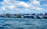 En el mar se forman filas de lanchas para cumplir con el rito en el mar en honor a Cristo Pescador