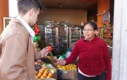 En la tienda de Margarita Janilema, en Chimbacalle, sur de Quito, hay variedad de frutas, azúcar, arroz, carnes, etc.
