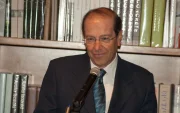 El expresidente de la República, Osvaldo Hurtado, en la presentación de su libro "Dictaduras del siglo XXI"