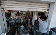 Temor. Por seguridad, el empleado de este local cerró sus puertas antes de las 18:00. Estas medidas provocan menos ingresos.