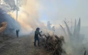 Moradores de Tanda apoyaron a los bomberos en las labores para contener el incendio forestal y evitar que las llamas alcanzaran viviendas cercanas.