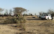 Integrantes la Policía de Perú operan en la zona donde una avioneta que sobrevolaba sobre las Líneas de Nazca se estrelló y dejó 13 personas fallecidas.