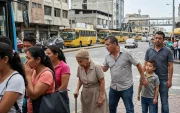 La escena refleja el impacto cotidiano de las pequeñas faltas de convivencia y la transmisión del irrespeto a las normas en la vía pública.