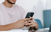 Referencial.Usuario revisa su teléfono tras recibir el aviso de que la cuenta está en revisión en WhatsApp.