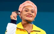 Neisi Dajomes posa con la medalla de bronce obtenida en los Juegos Olímpicos de París 2024.