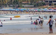 Una playa del Ecuador visitada por cientos de turistas.