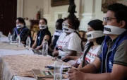 Delegados del CDH y de comité de familiares de personas desaparecidas se colocaron vendas en la boca con la frase “No a la Impunidad” tras la ausencia del Ministerio de Defensa en la mesa de diálogo institucional.