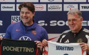 Mauricio Pochettino posa con la camiseta de la selección de Estados Unidos durante su presentación oficial como entrenador.