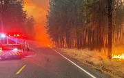 Una fotografía del departamento de Bomberos muestra el incendio en las afueras de Spokane, Washington, EE. UU., el 3 de agosto de 2026.