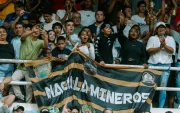 Aficionados de Machala Mineros alentan a su equipo durante el debut en el Clausura 2026 de la Liga Nacional de Ecuavóley.