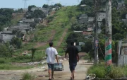 En el noroeste de Guayaquil, las bandas criminales reclutan a jóvenes del mismo barrio.
