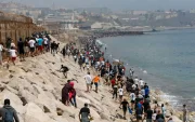 Más de sesenta mil personas cruzaron el espigón de El Tarajal, desde Marruecos hacia Ceuta, generando una de las crisis migratorias más grandes de España.