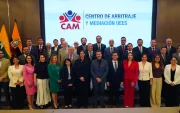 La ceremonia concluyó con la fotografía oficial de autoridades de la UEES y los nuevos integrantes del Centro de Arbitraje y Mediación para el período 2026-2028.