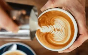 Latte art, una de las técnicas valoradas en las cafeterías de especialidad reconocidas a nivel mundial.