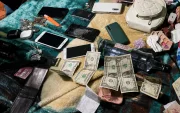Durante la inspección, las autoridades hallaron celulares, dinero en efectivo y otros indicios que ahora forman parte de la investigación.