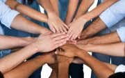 La solidaridad y el diálogo son planteados como claves para fortalecer la convivencia humana.