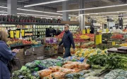 Según la denuncia, los nuevos aranceles aumentarán los precios para consumidores y empresas en todo el país.