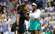 Venus y Serena Williams durante un partido de dobles en Wimbledon.