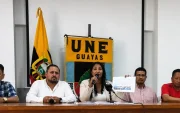 Gabriela Menéndez, presidenta de la UNE en Guayas, expone la postura del gremio docente frente al Ministerio de Educación.