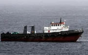 Un barco comercial navega por las costas de Khasab en el Estrecho de Ormuz, Musandam, Omán.