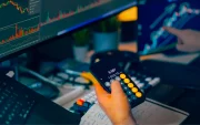 Un plan de trading bien estructurado ayuda a los inversores a gestionar el riesgo, definir estrategias y tomar decisiones con mayor disciplina.