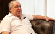 Abdalá Bucaram espera la lectura de sentencia en el caso Pruebas COVID-19, suspendida nuevamente por la ausencia de un juez.